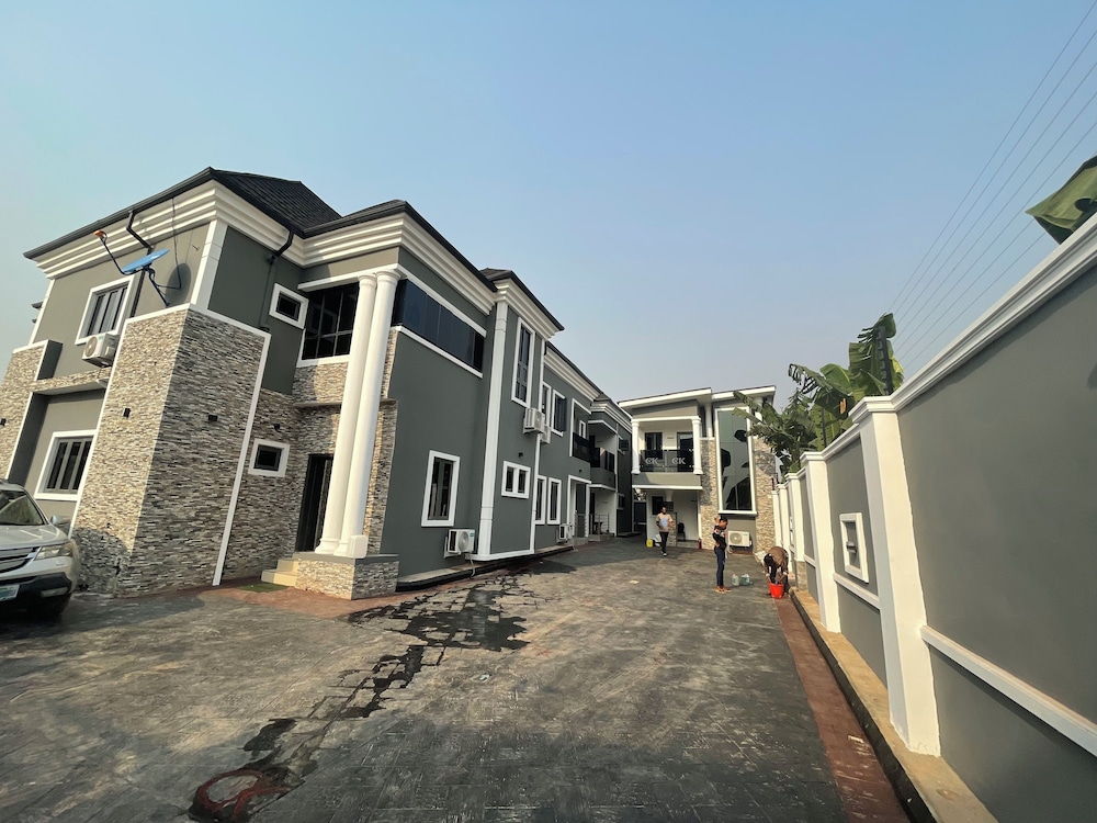 CREMYARK HOME APARTMENTS