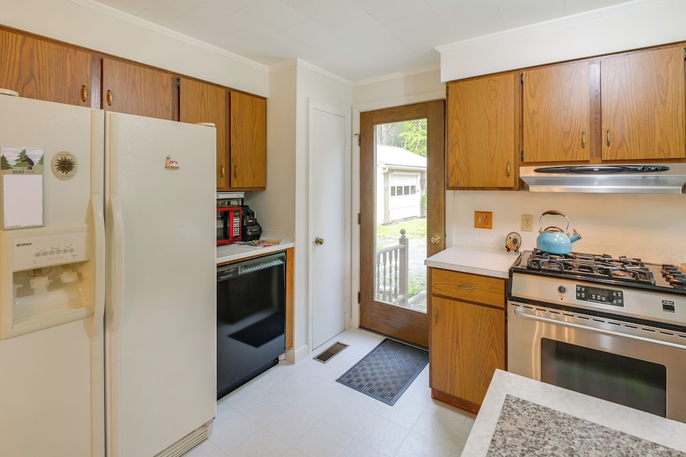 1 Mi to Main St: Charming Elsworth Home w/ Yard!