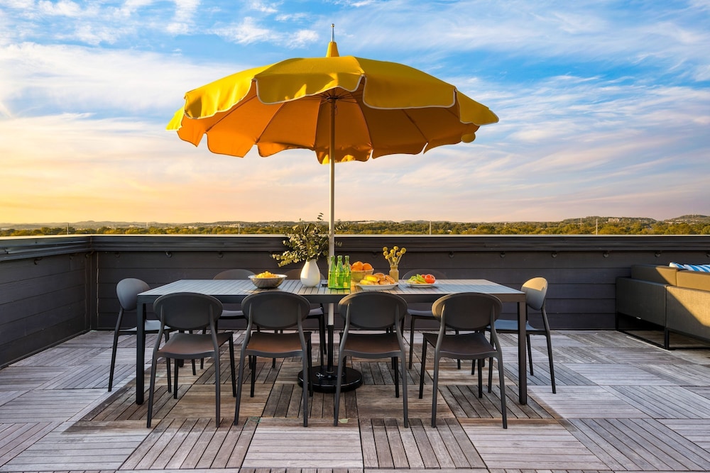 The Carter 301 by Avantstay 4BR Balcony