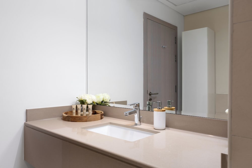 Maison Privee - Sleek Yas Getaway w/ Ferrari World and Canal Views