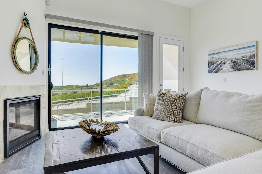 Beachfront 2BR w/ Deck, Views & Direct Sand Access Strand Way A