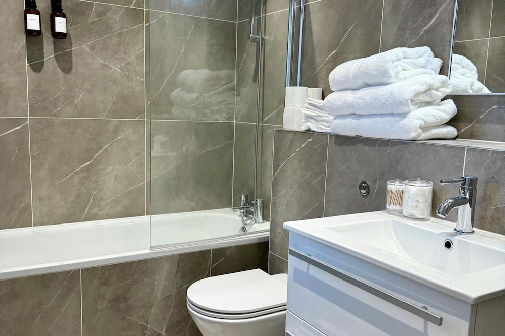 2bed Apartment-sleeps 4, Pets Ok & Balcony