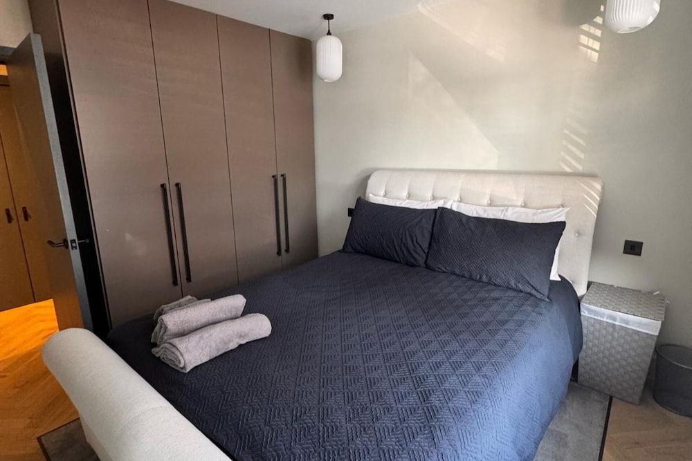 Thames Ditton Apt - Sleeps 6 - Garden & Bbq