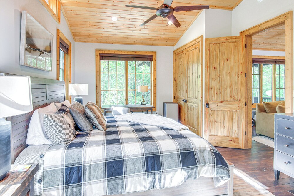 Chinquapin Escape: Resort Perks, By Lake Glenville