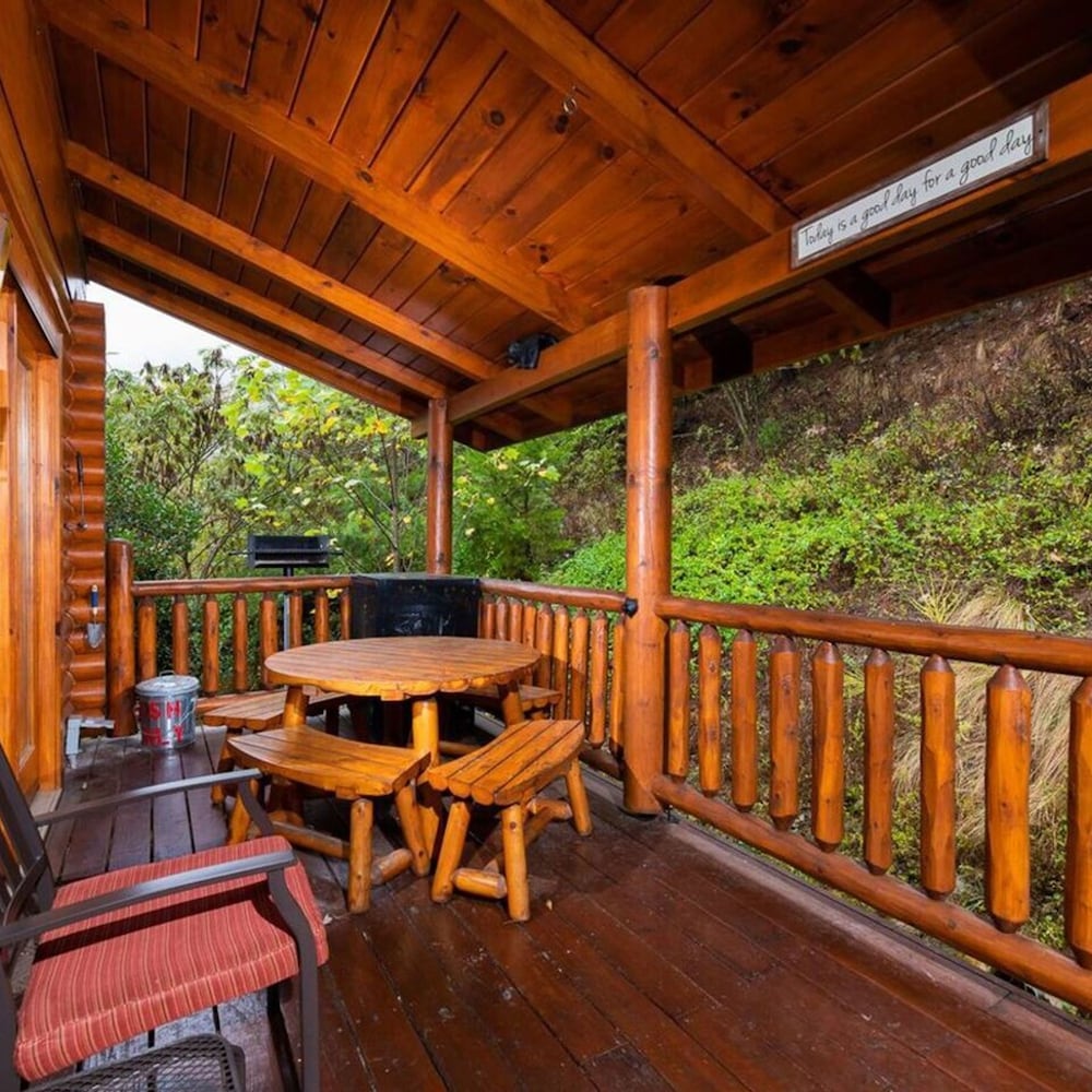 Cozy Upscale Cabin w Fireplace Hot Tub