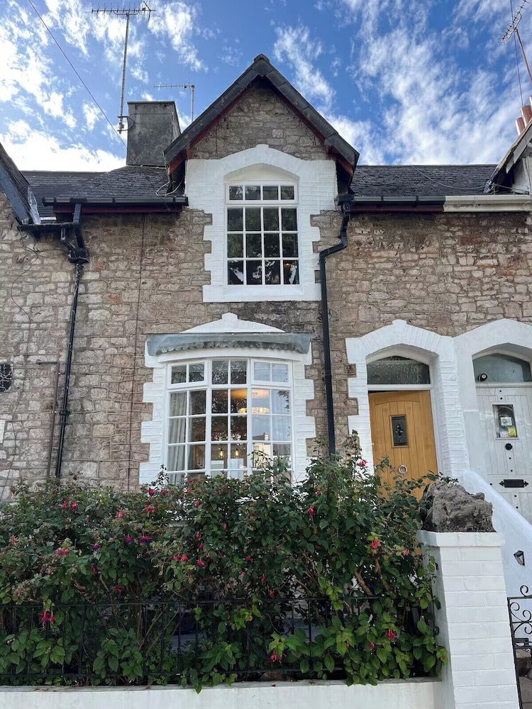 Charming 3-bed Cottage - Private Garden & Parking