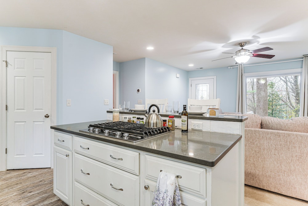 1 Mi to Dtwn Newburgh: Quiet Home w/ Yard!