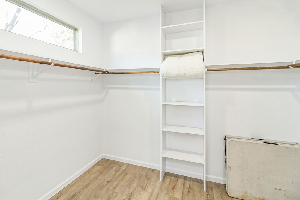 Stylish 4BR Home Mins to Downtown River Walk