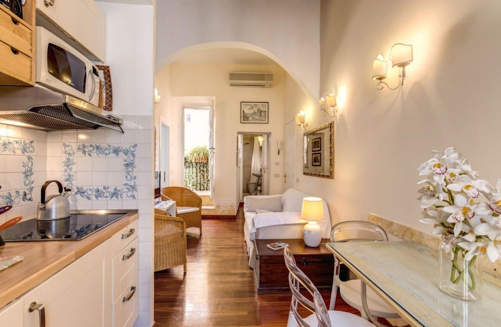 Colosseum 2BR Elegance and Charm
