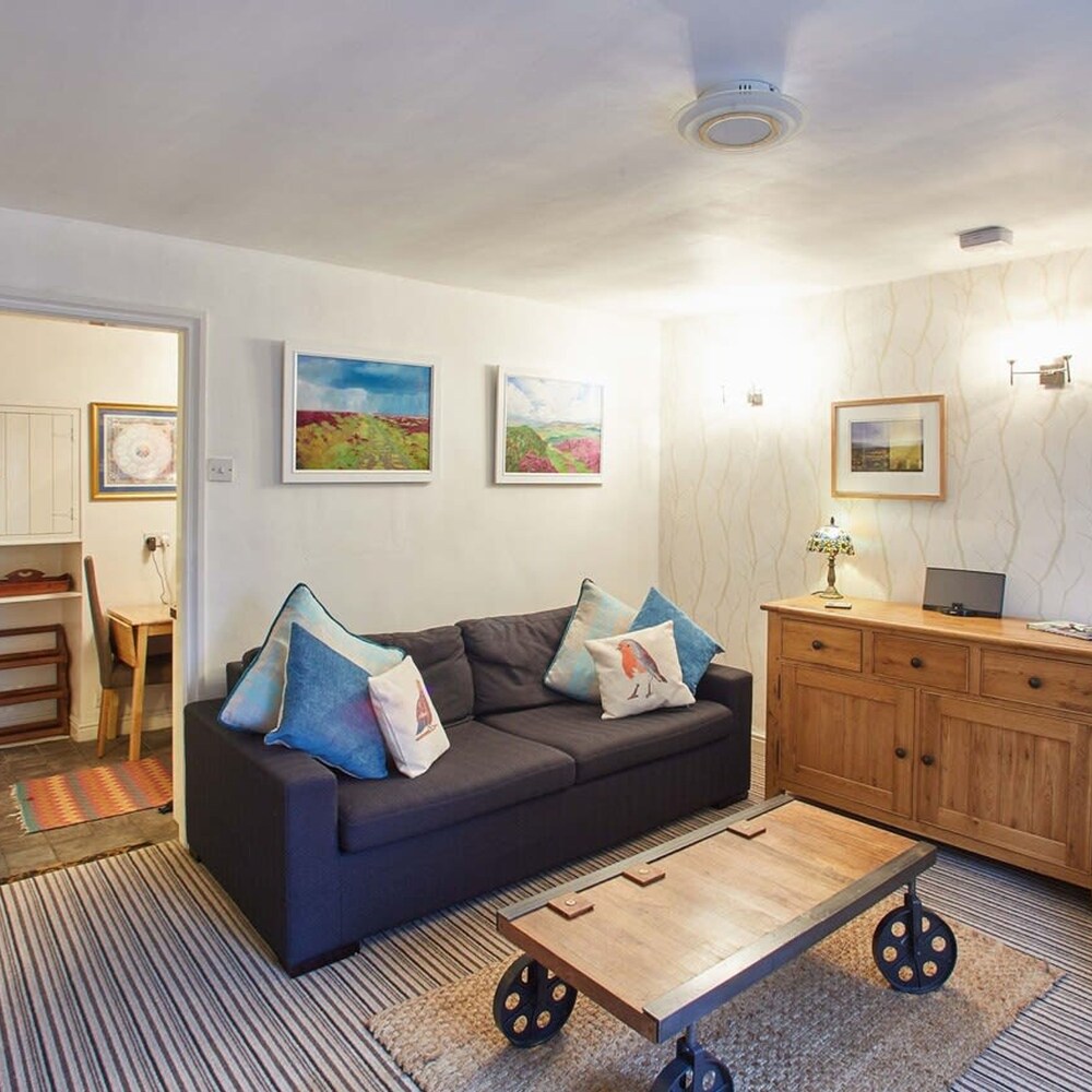 Host Stay Rosella Cottage