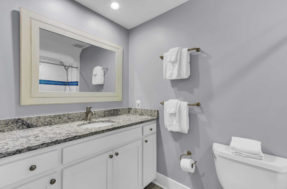 518 Seascape Waterfront Views + Community Pool