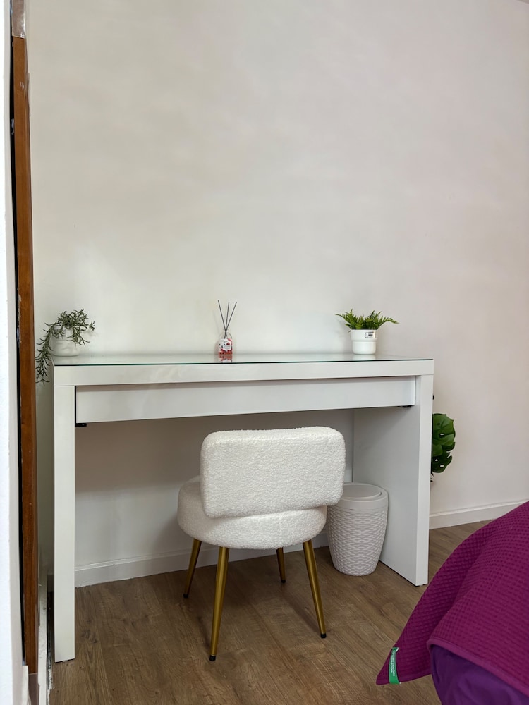 Modern and Spacious 3 Bed Retreat - Bracknell