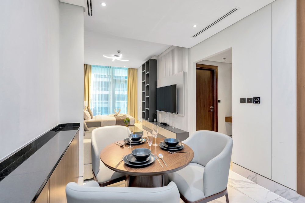 SIMPLY COMFORT Urban Chic Suites in J One Tower City & Canal Views