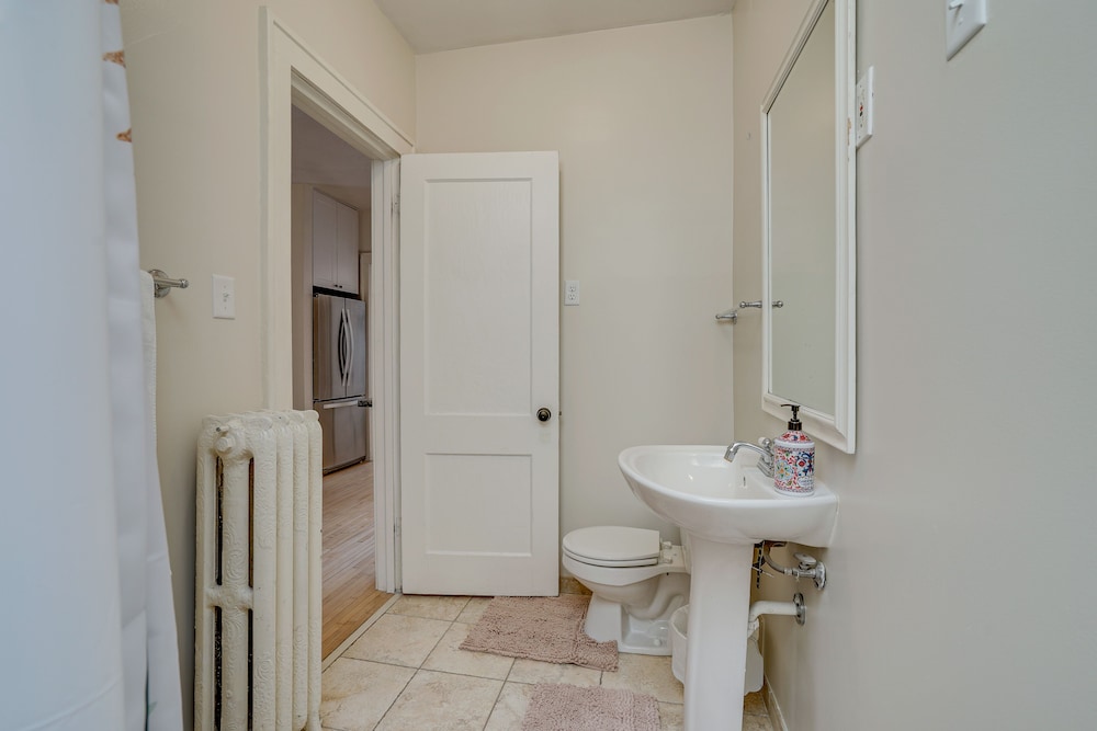 Bright Minneapolis Apartment - 1 Mi to Downtown!