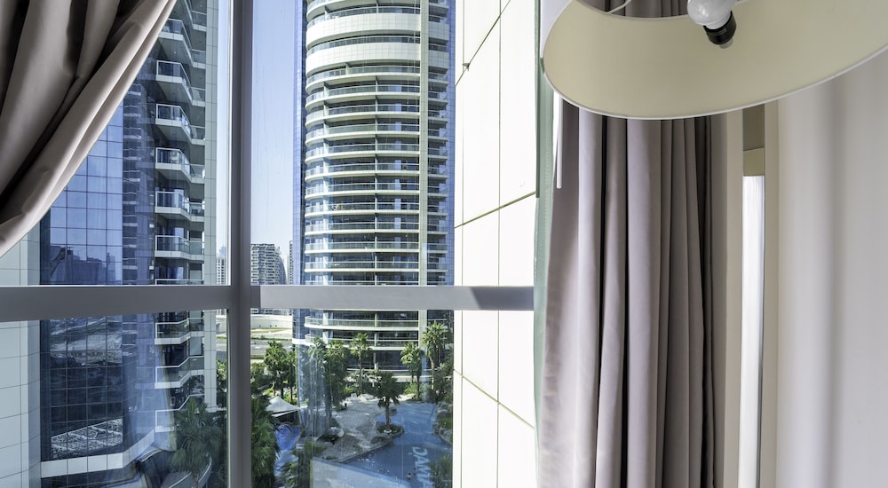 Glamorous 2BR in Damac Paramount Tower