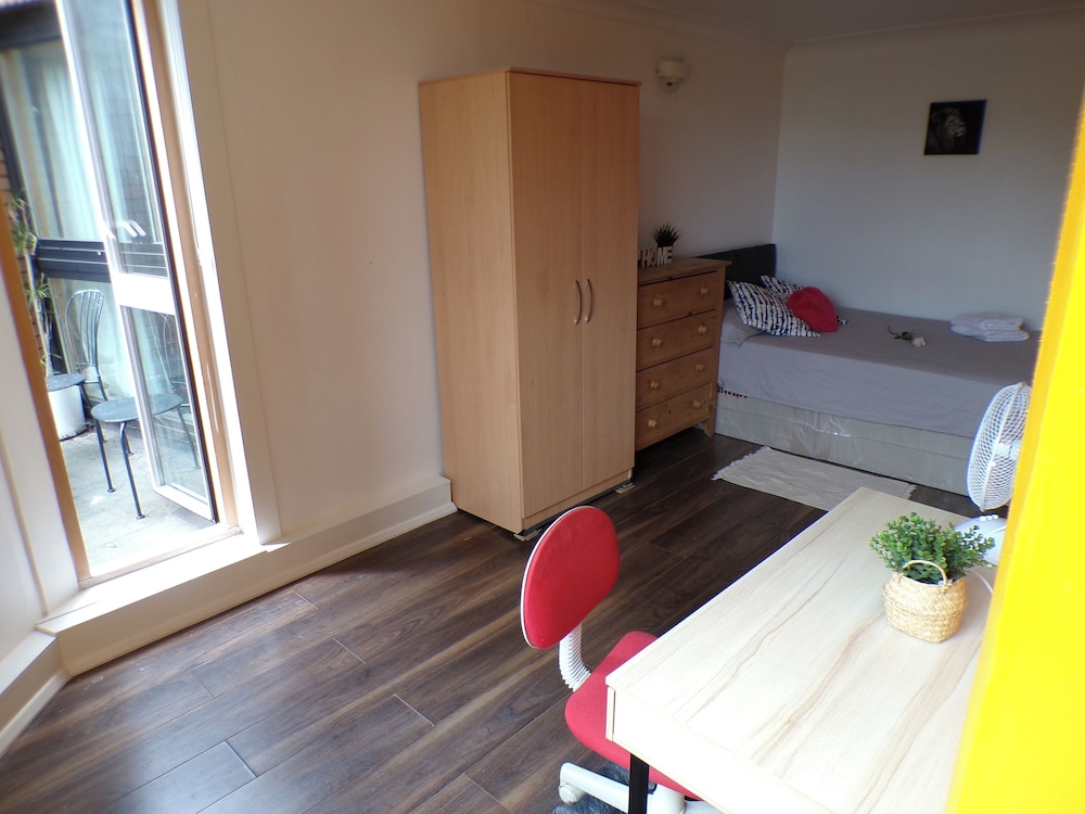 Chelsea Orange Apartment Sleeps10-petsok-parking