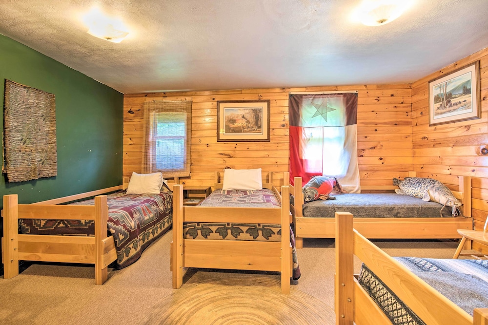 Handcrafted Log Cabin in Candor: Group Getaway! view 2