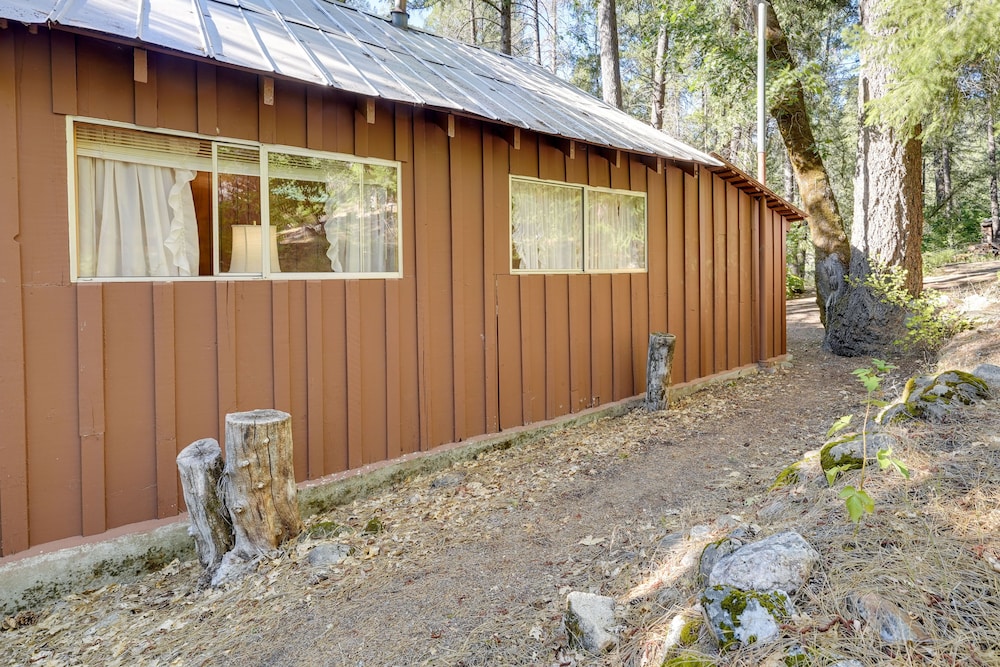 Washington Cabin Escape: Deck + Al Fresco Dining! view 5