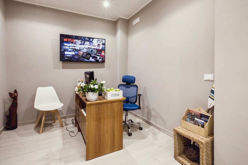 Hotel Oasis - Image 1