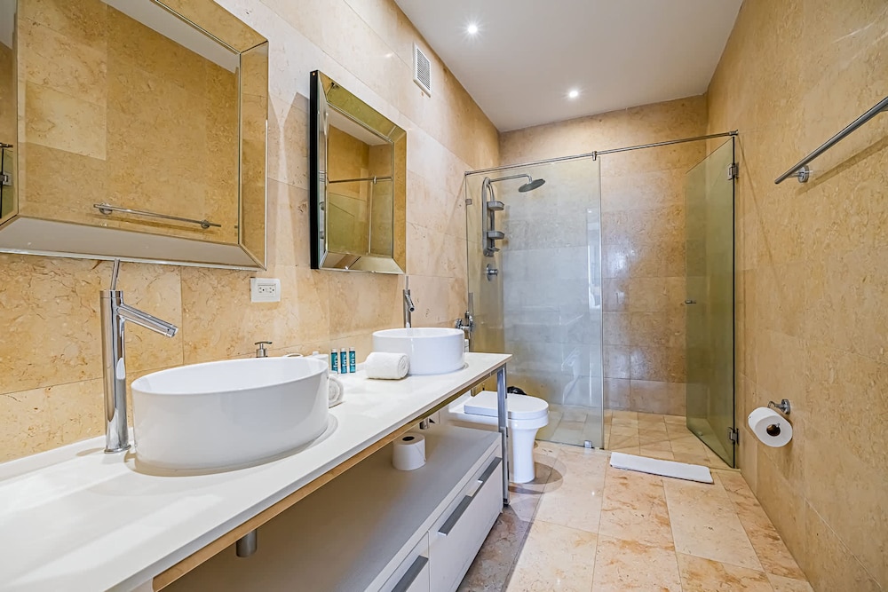 w Prestigious 1BR w Fantastic Balcony in YOO