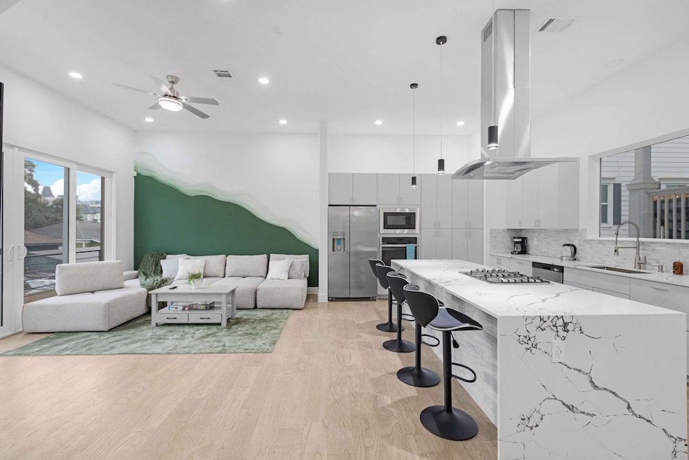 Houston 6 Bedroom Home