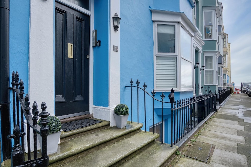 Bay View - 2 Bedroom Apartment - Tenby