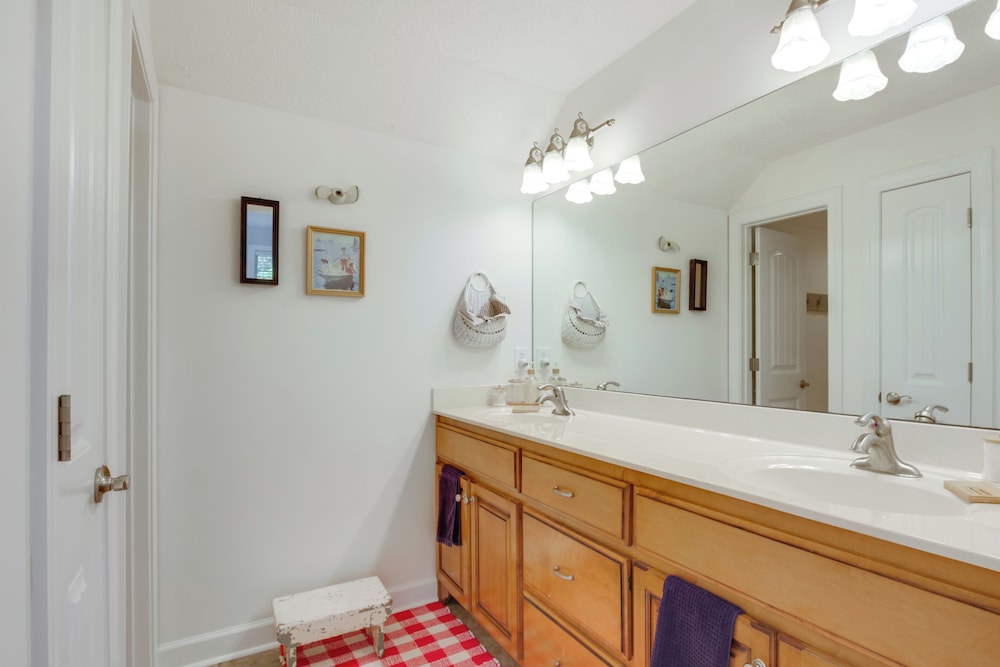 3 Mi to Pickwick Lake: Spacious Family Getaway