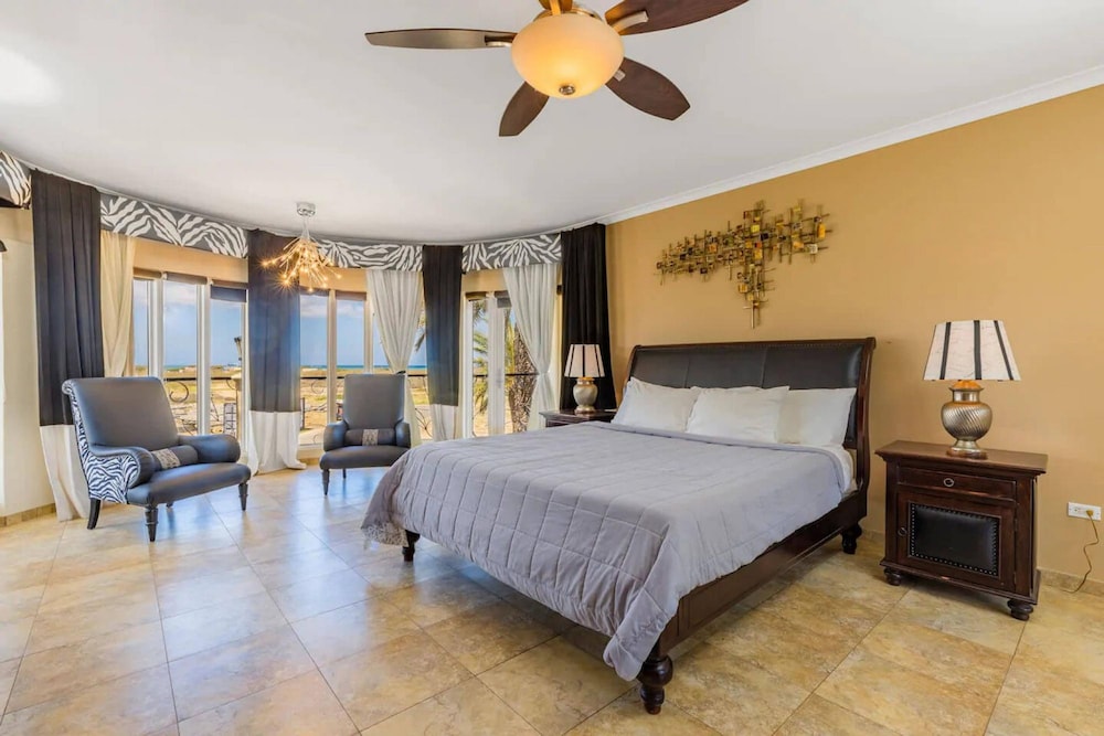 Luxury 4br4ba Villa w Hottub Pool Ocean Views
