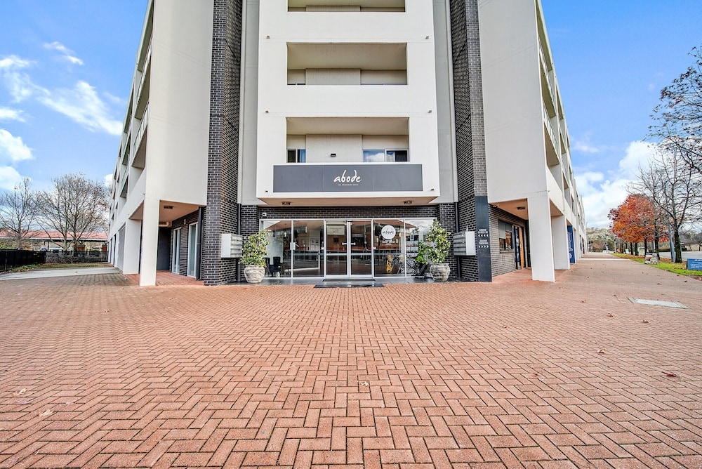 Lakeside 1-bed With A/c, Parking & Balcony