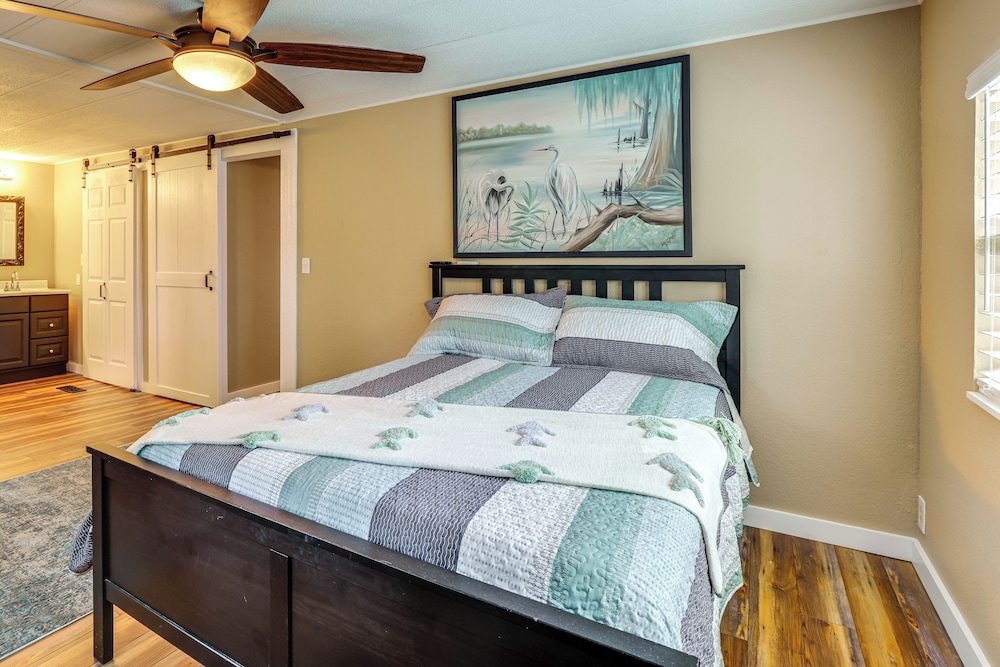 Lakefront Home w/ Hot Tub & Dock in Orlando!