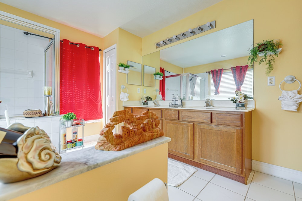 Screened Patio & Hot Tub: Port St Lucie Home!