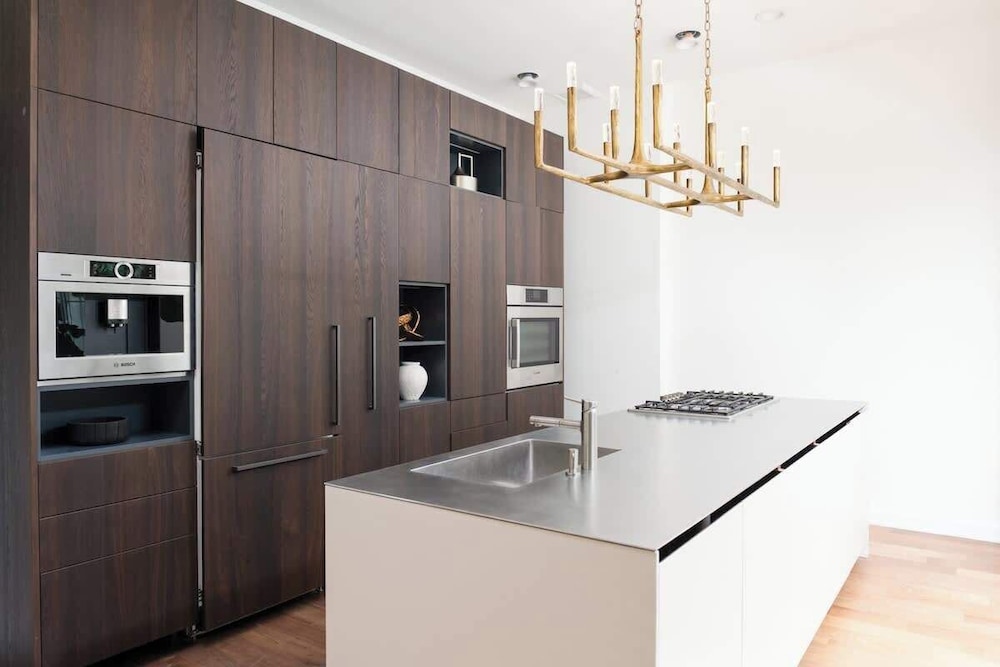 Luxury 4BD Gold Coast Penthouse With Deck Views