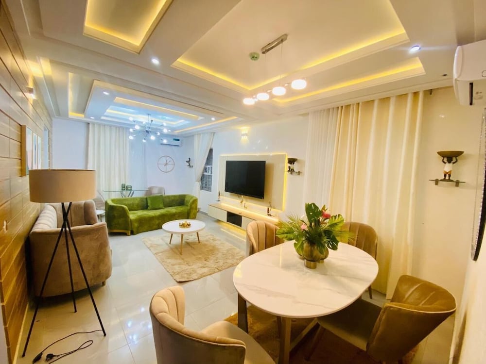 Shortlethomes- Renee's Luxury Apartments