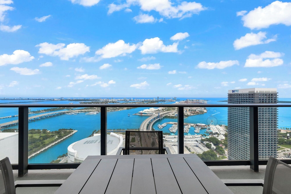 Lux Studio W City Views and Pool
