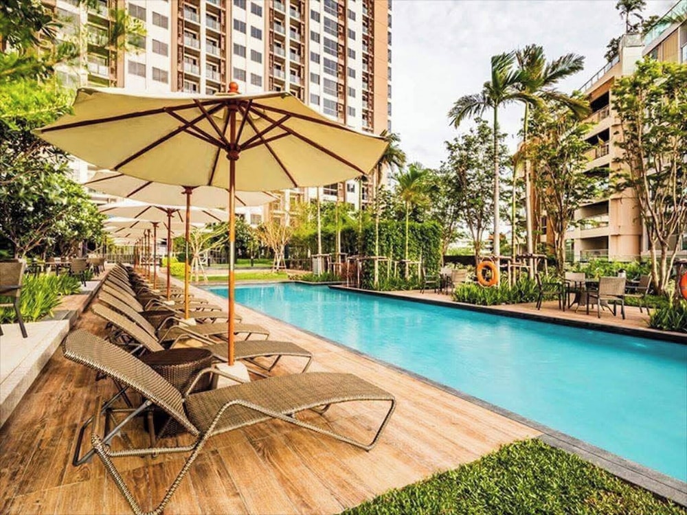 Large High Floor, Best Pool and Great Location