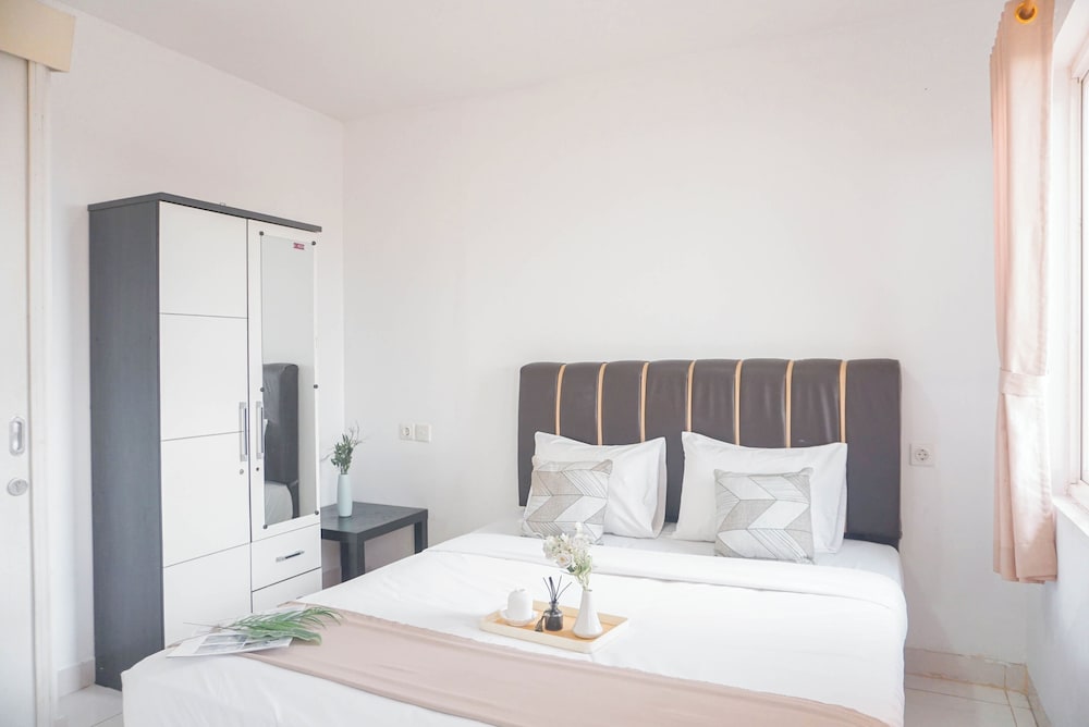 Cozy Living 1BR at Sentul Tower Apartment