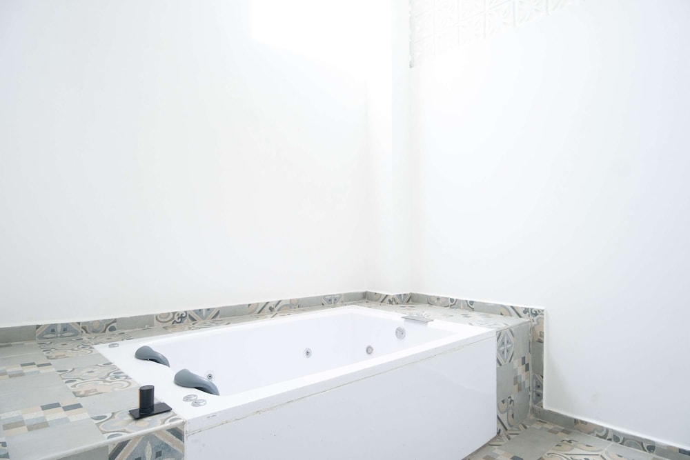 w Lovely 1BR w AC Near Ciudad Amurallada