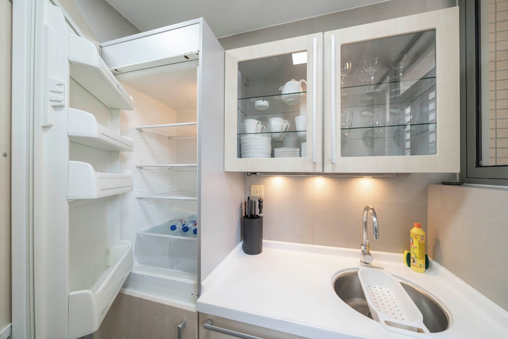 Tyms Cozy 2BR 1BA Apt Near Metro