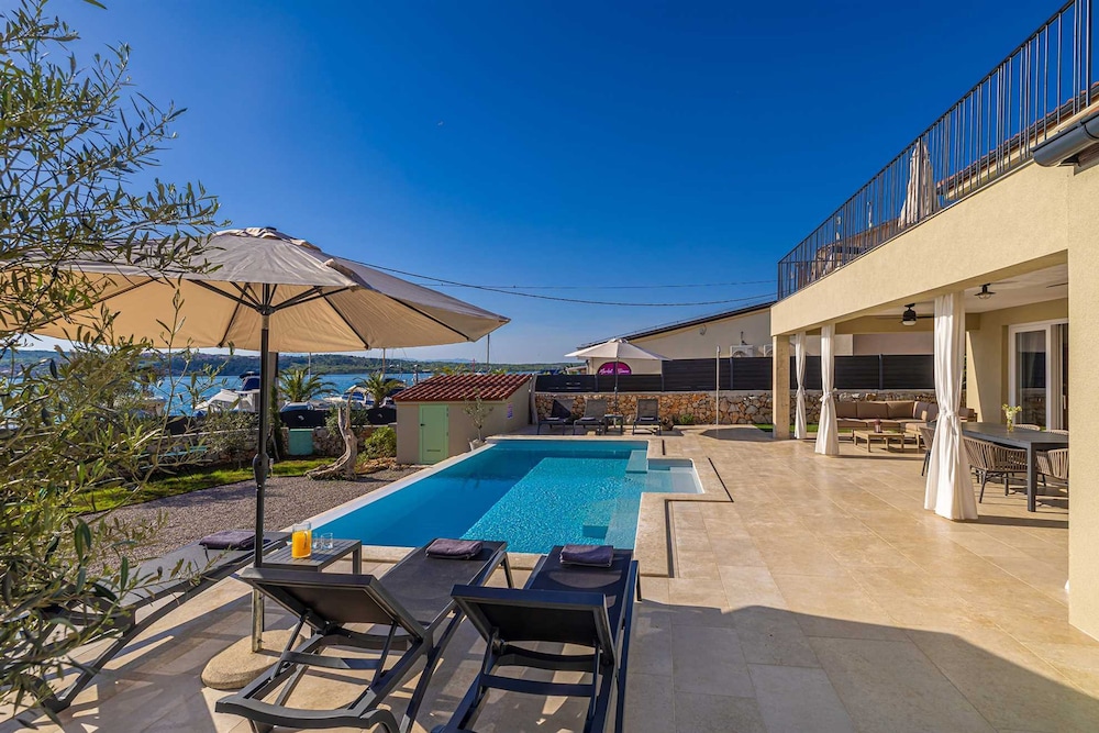 Villa Beachfront With 4 Bedrooms and 3 5 Bathrooms