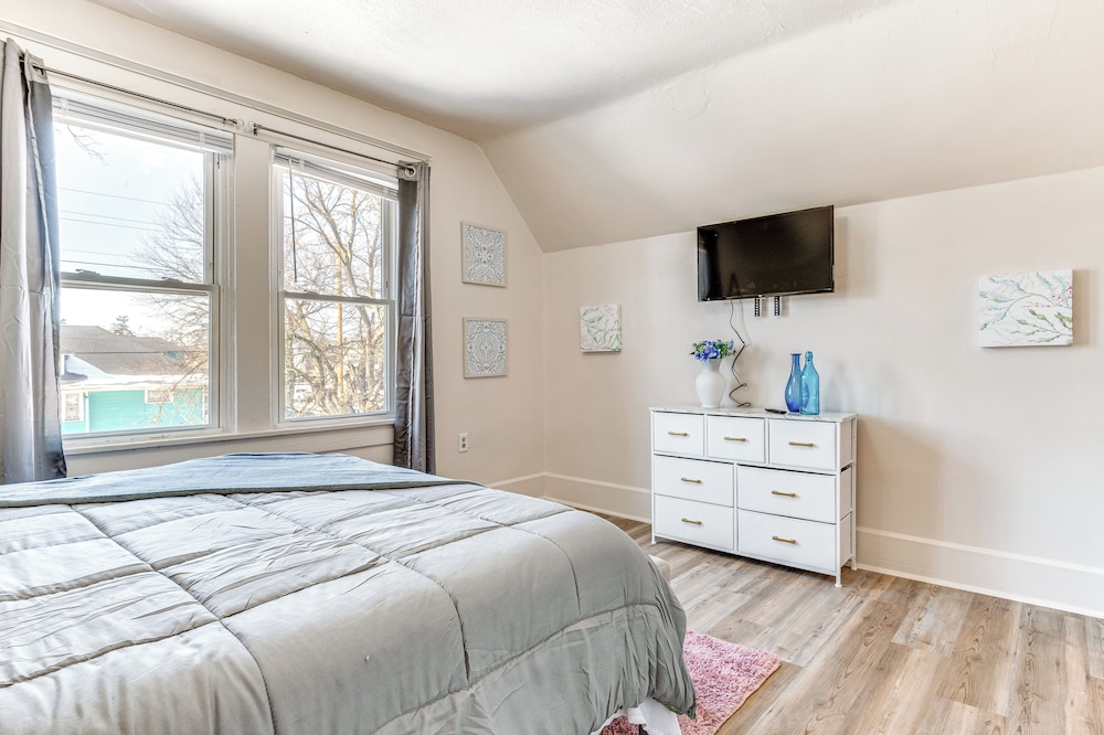 3 Mi to Dtwn Indy: Pet-friendly Home w/ Backyard!