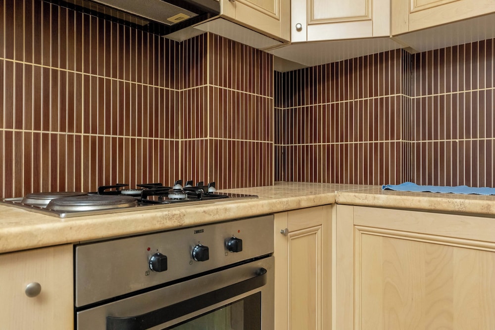 Tirent Apartment - Spacious 2-Bedroom Stay Near Liqeni i Thatë