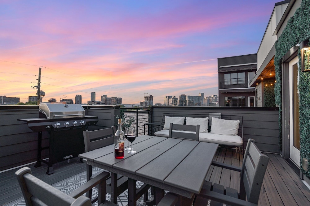 Cowboy Country - Private Rooftop With Hot Tub!