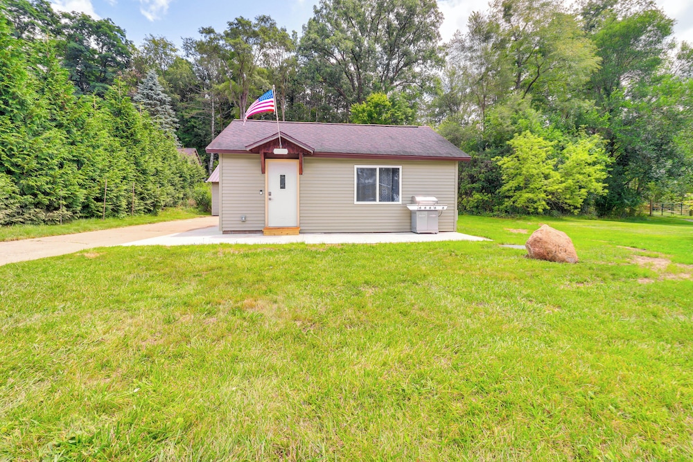 Cozy Grass Lake Home w/ Patio, Fire Pit & Kayaks! view 4