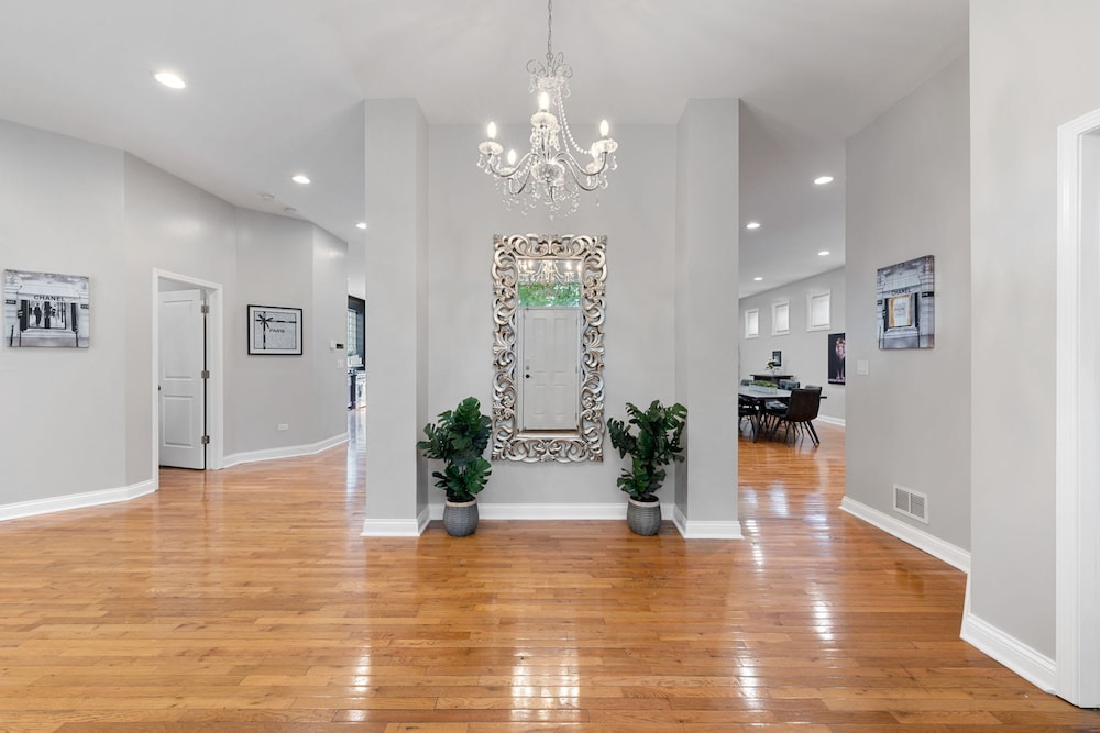 Spacious Luxury Retreat 8 Bed Oasis With 6 Baths
