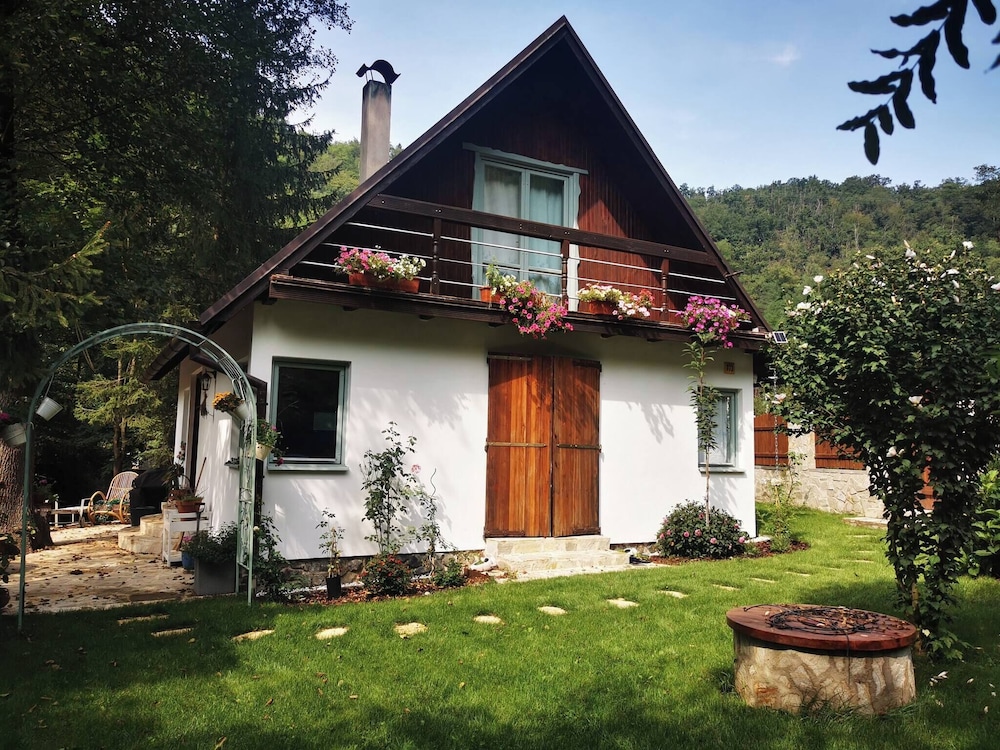 Sunny Wooden House on Creek, 30 Minutes Prague