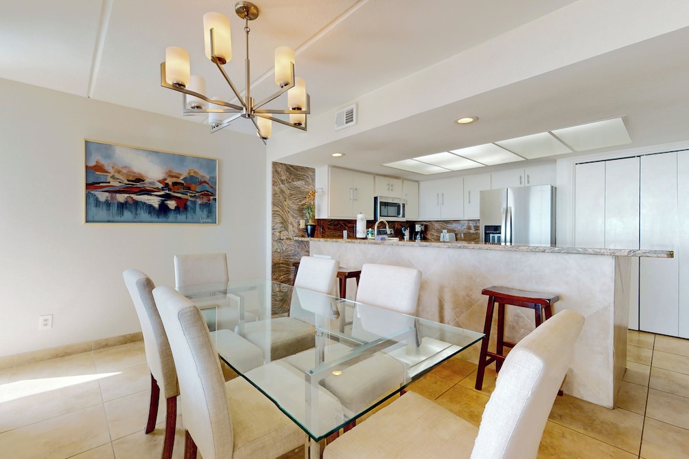 Gulf-view Corner 3BR w/ Balcony & Luxe Amenities