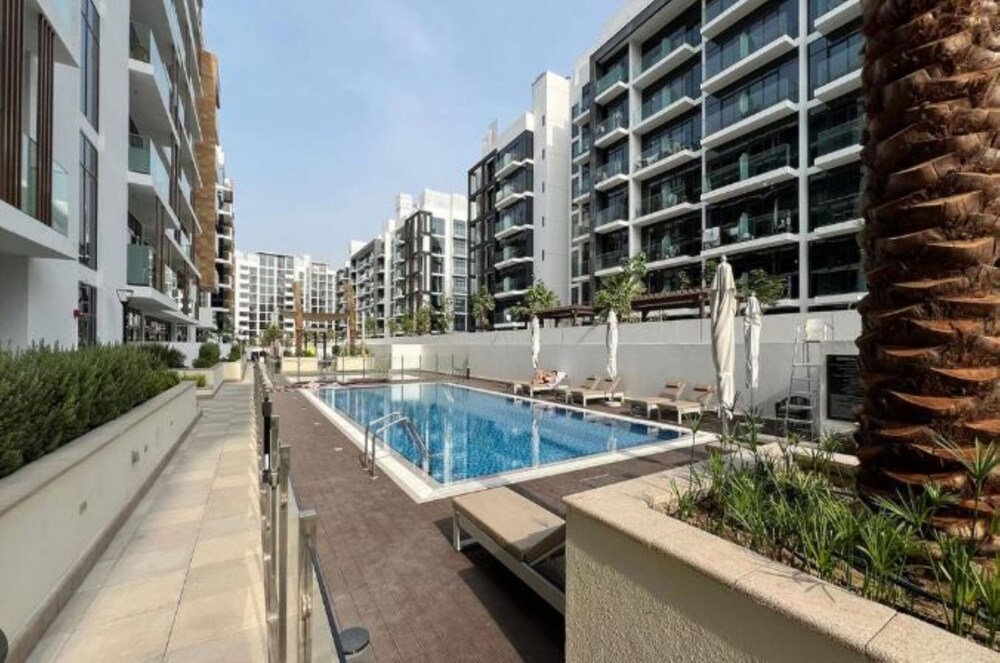 Luxurious 1BR Living in Azizi Riviera 39