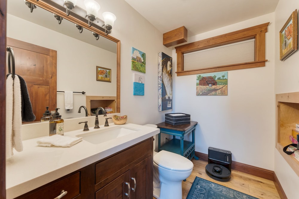 Denton by Avantstay Hot Tub Enclosed Deck w Fire Pit Near Skiing Lake