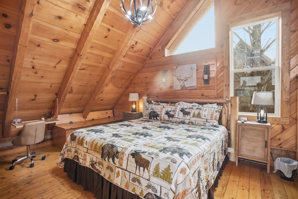 Boujee Bear Cabin With Hot Tub & Putting Green 2 Bedroom Cabin