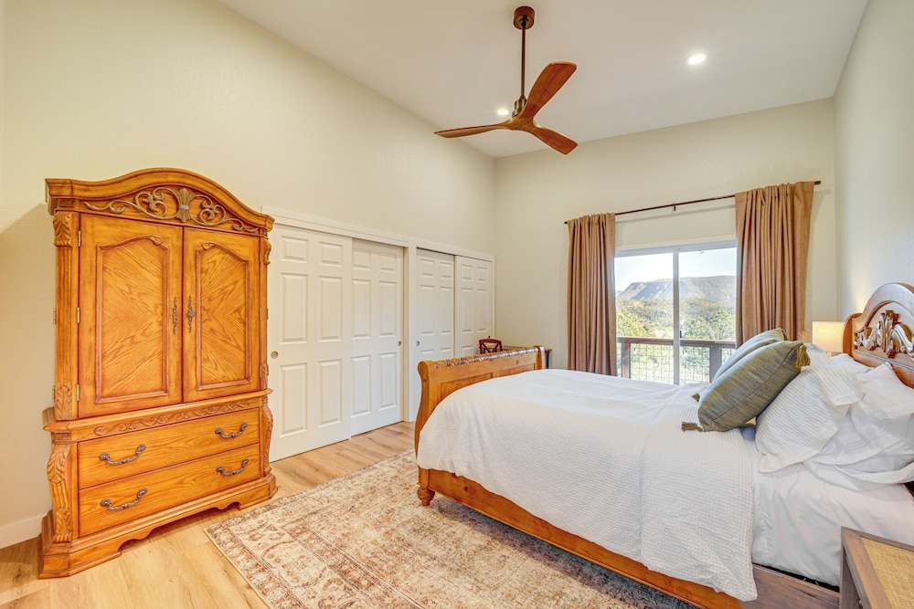 < 1 Mi to Shops: Uptown Sedona Home w/ Hot Tub!
